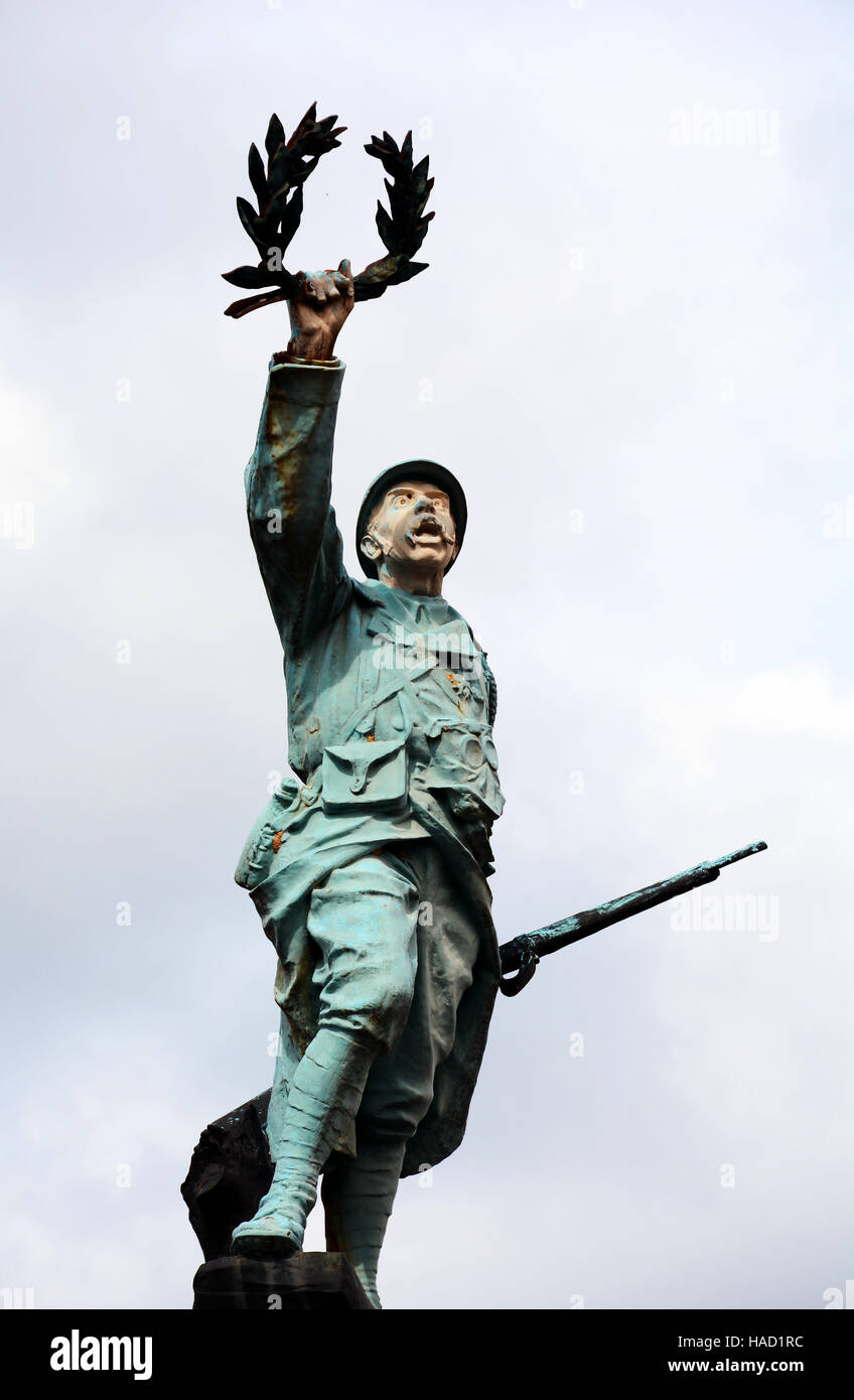 Statue de soldat français de la guerre 14-18 brandissant une couronne de lauriers Banque D'Images Statue de soldat français de la guerre 14-18 brandissant une couronne de lauriers Banque D'Images
