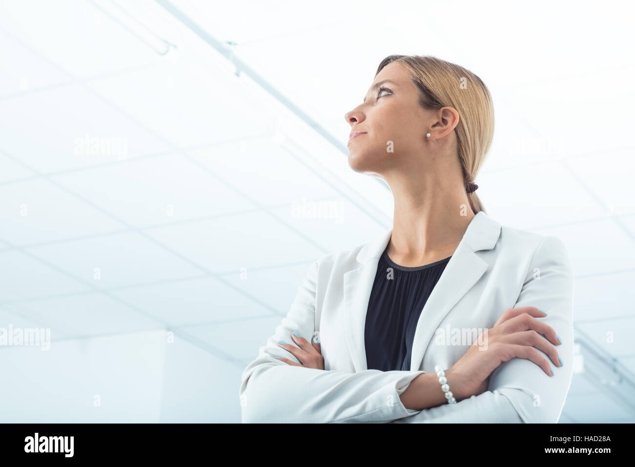 Femme déterminée à l'avenir dans une épopée poser Banque D'Images