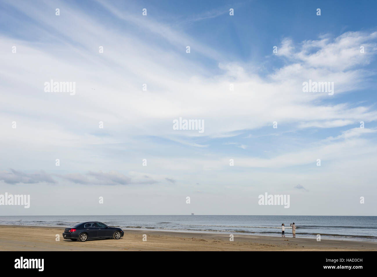 Des maisons sur pilotis et Plage, Bolivar Peninsula, TX. Crystal Beach est une ville dans la péninsule Bolivar Le recensement de l'endroit désigné, dans le Comté de Galveston, Texas, United States. Également connu sous le nom de Patton, Crystal Beach s'étend sur 7 miles (10 km) le long Te Banque D'Images