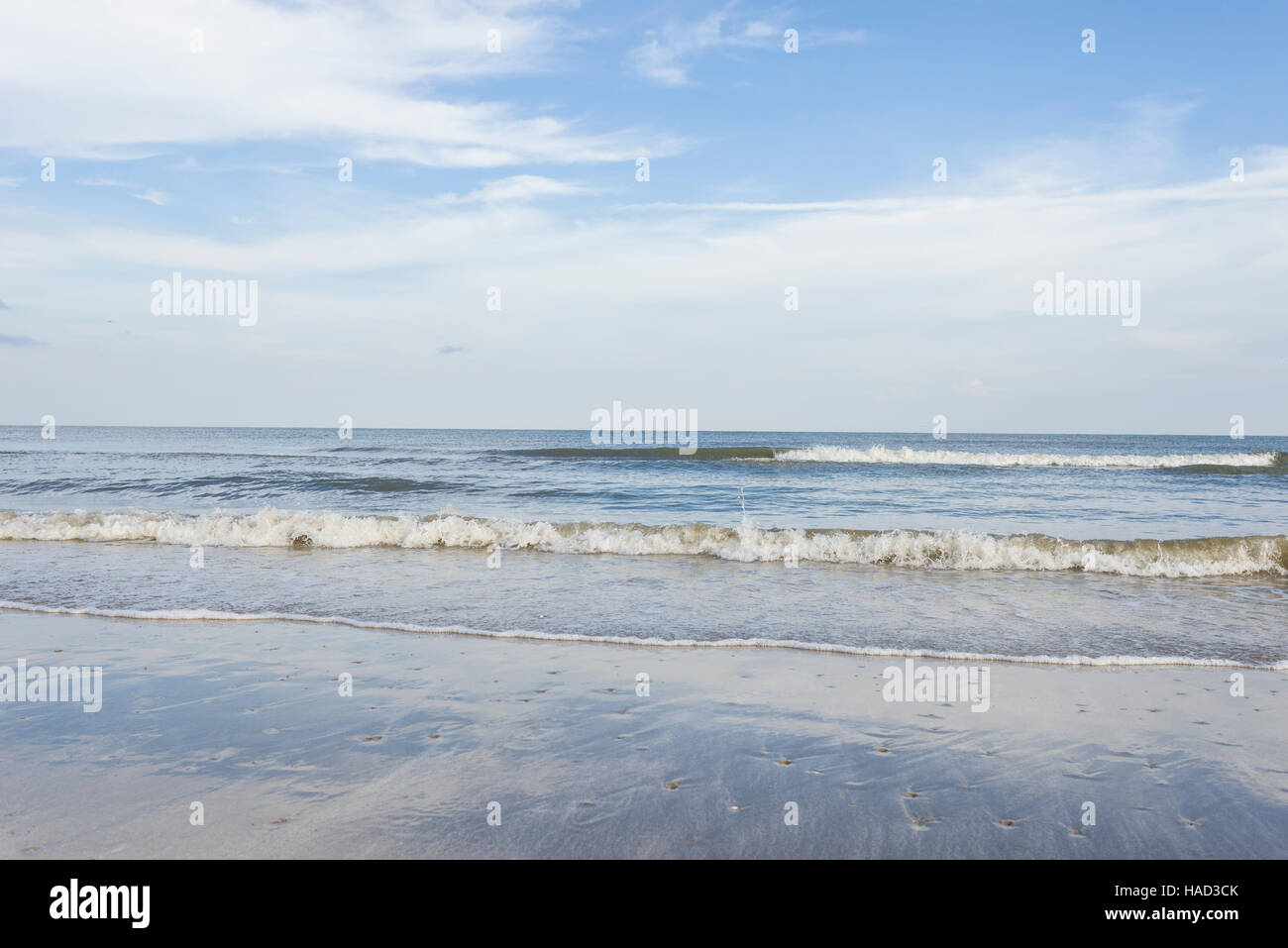 Des maisons sur pilotis et Plage, Bolivar Peninsula, TX. Crystal Beach est une ville dans la péninsule Bolivar Le recensement de l'endroit désigné, dans le Comté de Galveston, Texas, United States. Également connu sous le nom de Patton, Crystal Beach s'étend sur 7 miles (10 km) le long Te Banque D'Images