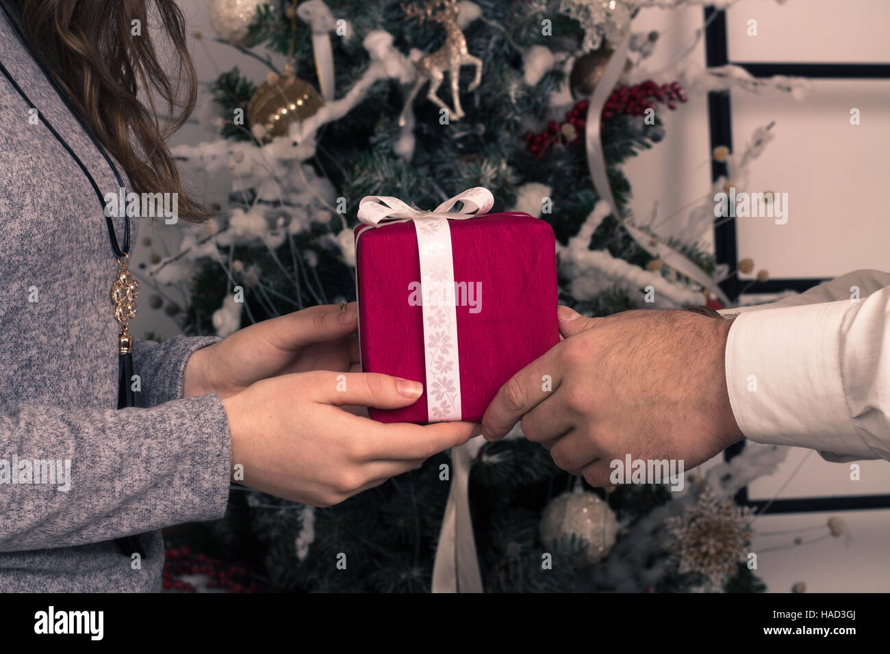 Les mains de l'homme donner un cadeau de Noël à petite amie Banque D'Images