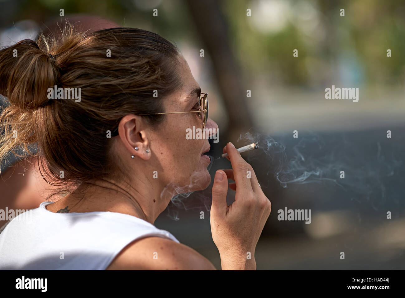 Femme fumant une cigarette Banque D'Images