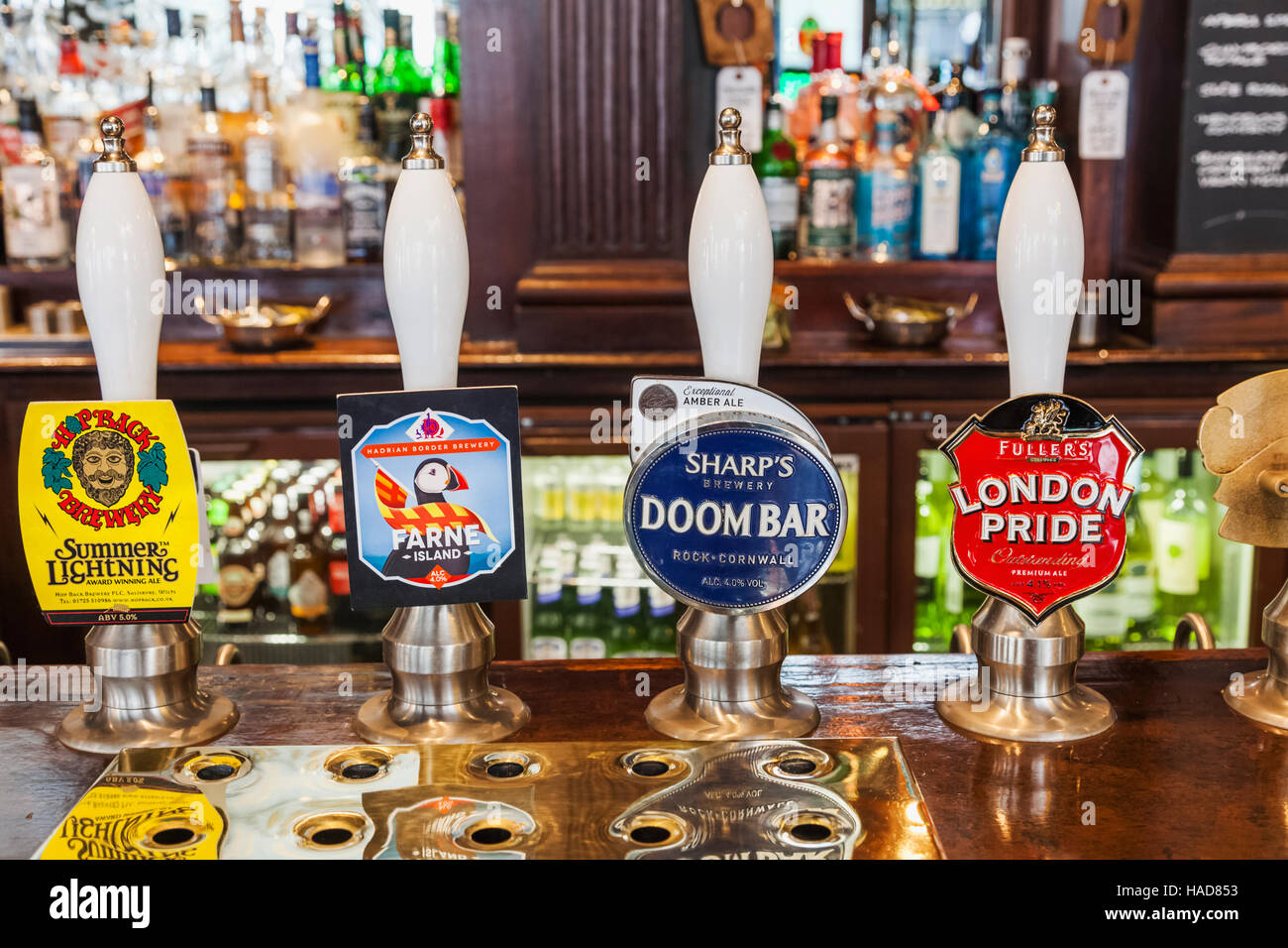 L'Angleterre, Londres, poignées de pompe à bière Pub Banque D'Images