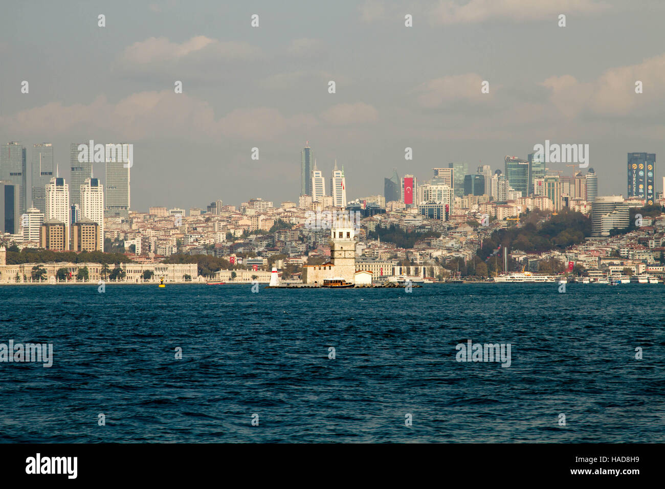 Maidens Tower, Istanbul, ville et mer, ciel bleu avec des nuages blancs Banque D'Images