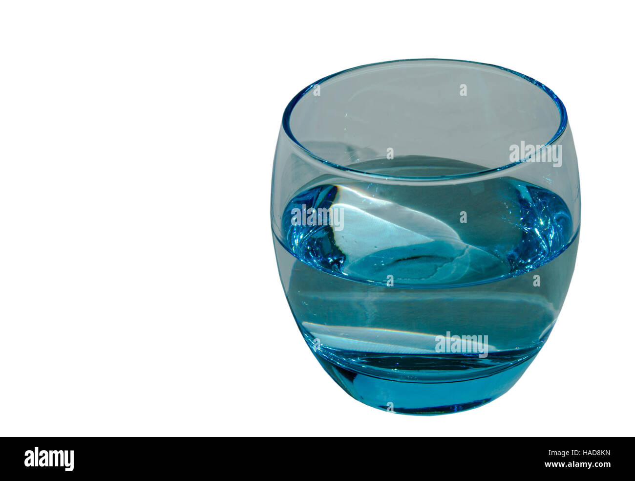 Verre d'eau bleu sur le fond blanc Banque D'Images