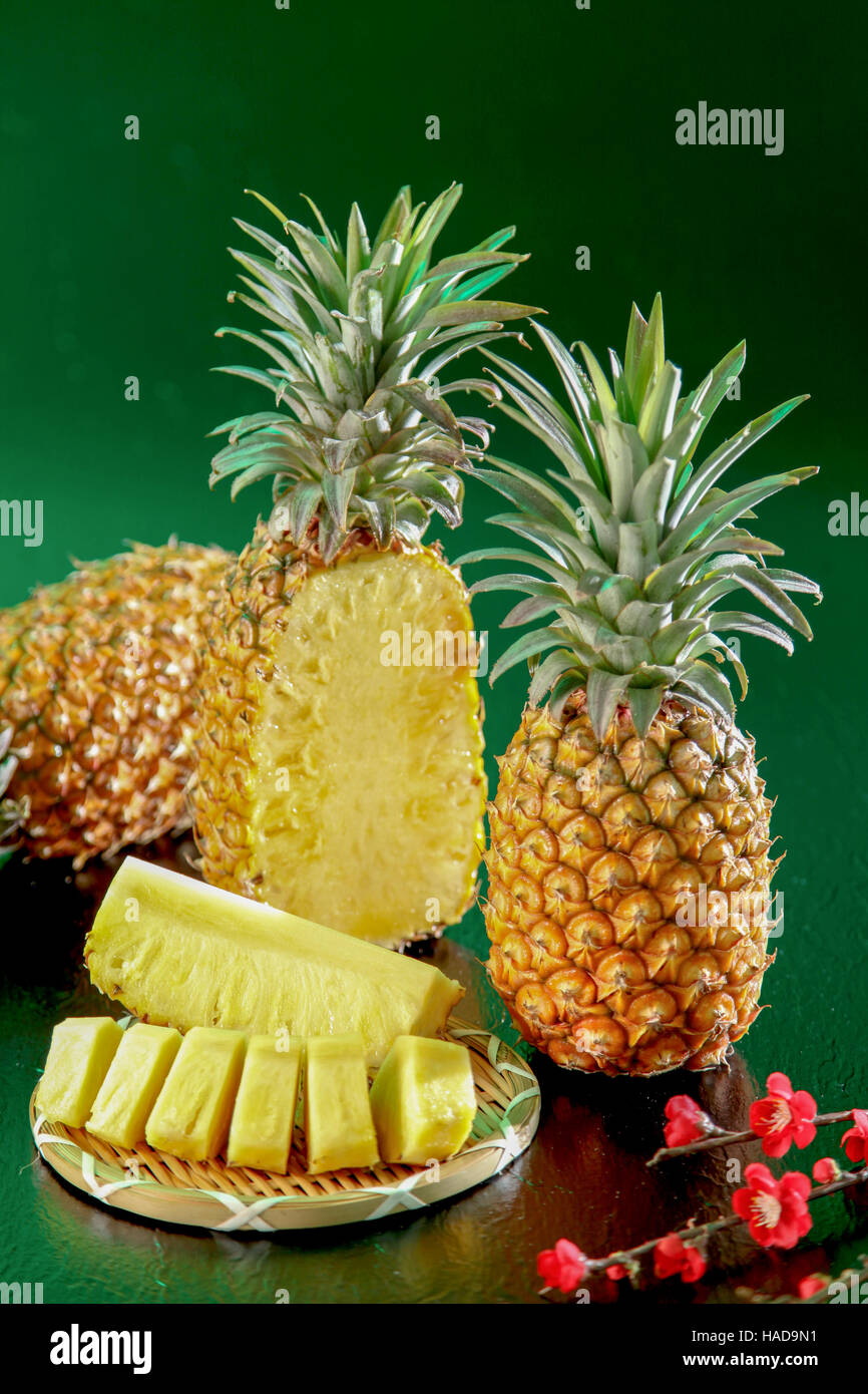 L'ananas et l'ananas tranche sur fond vert Banque D'Images