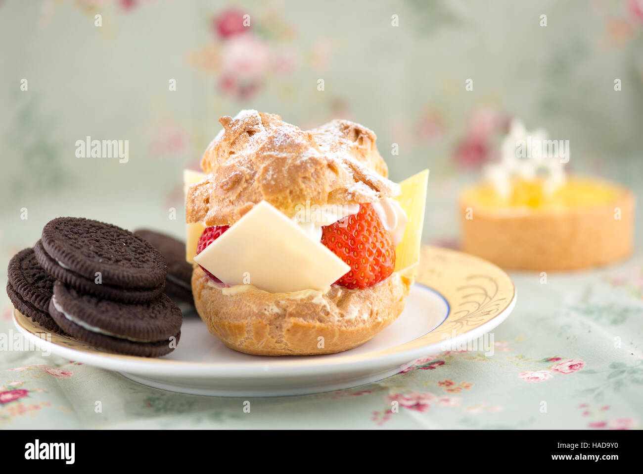 Des délicieux cookies au chocolat pâte de fraise Banque D'Images