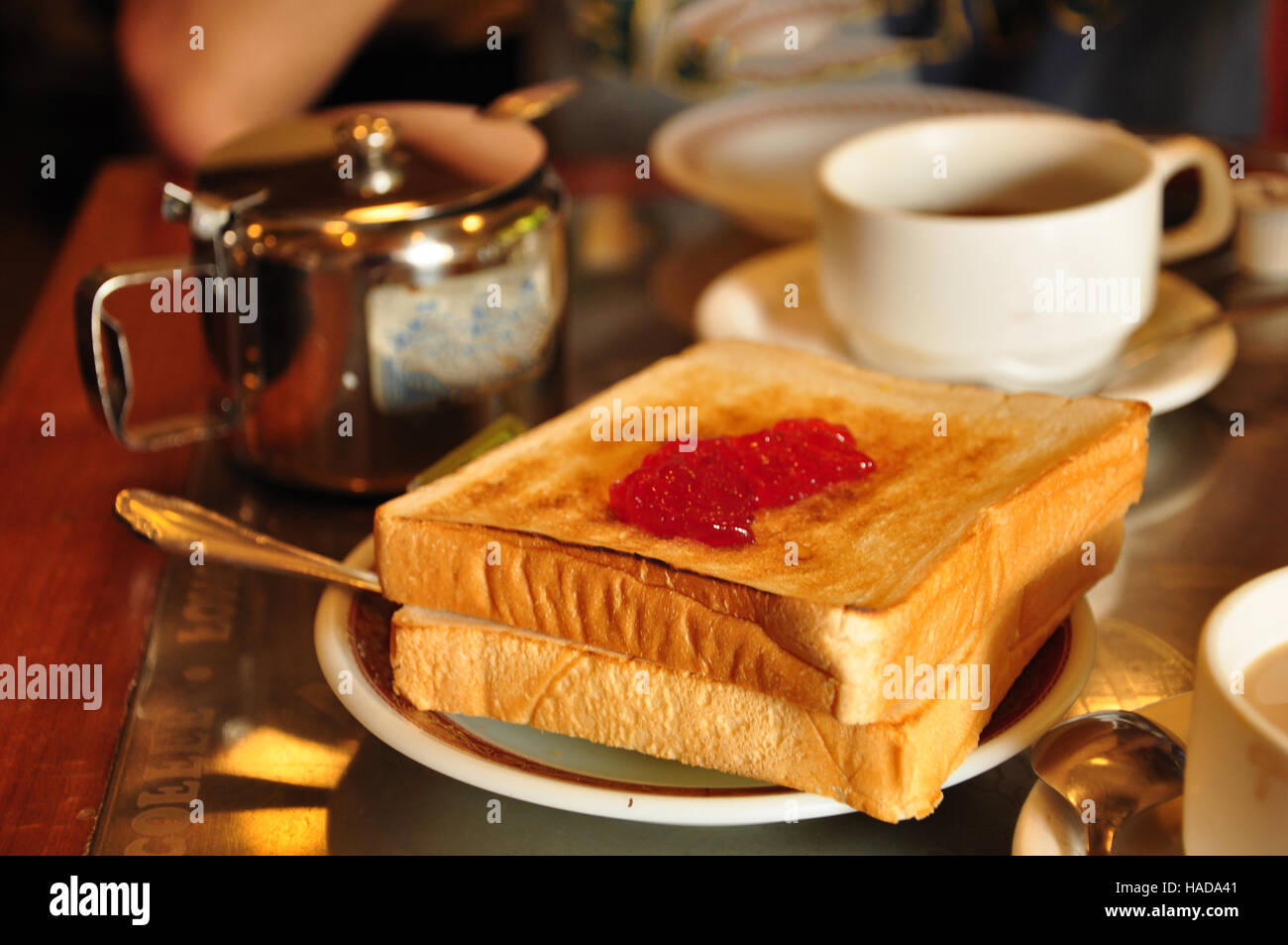 Petit-déjeuner des tartines avec de la confiture de fraise et de thé anglais Banque D'Images