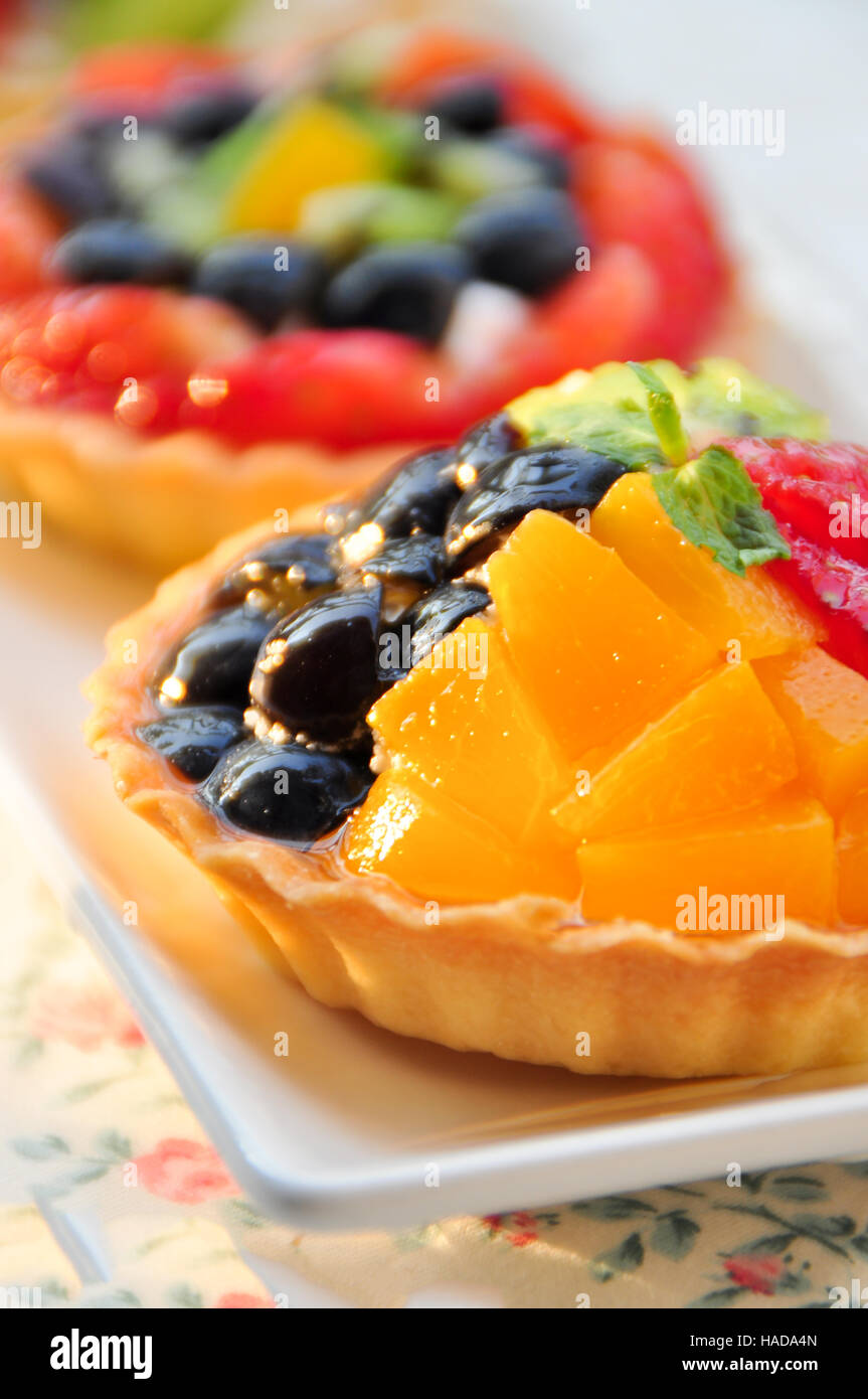 Tarte aux fruits de deux sur le plat blanc, Close up Banque D'Images
