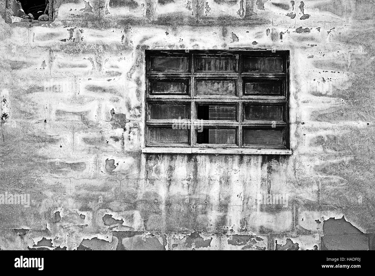 Chambre avec fenêtre cassée et l'ancienne façade, d'abandon et de construction Banque D'Images