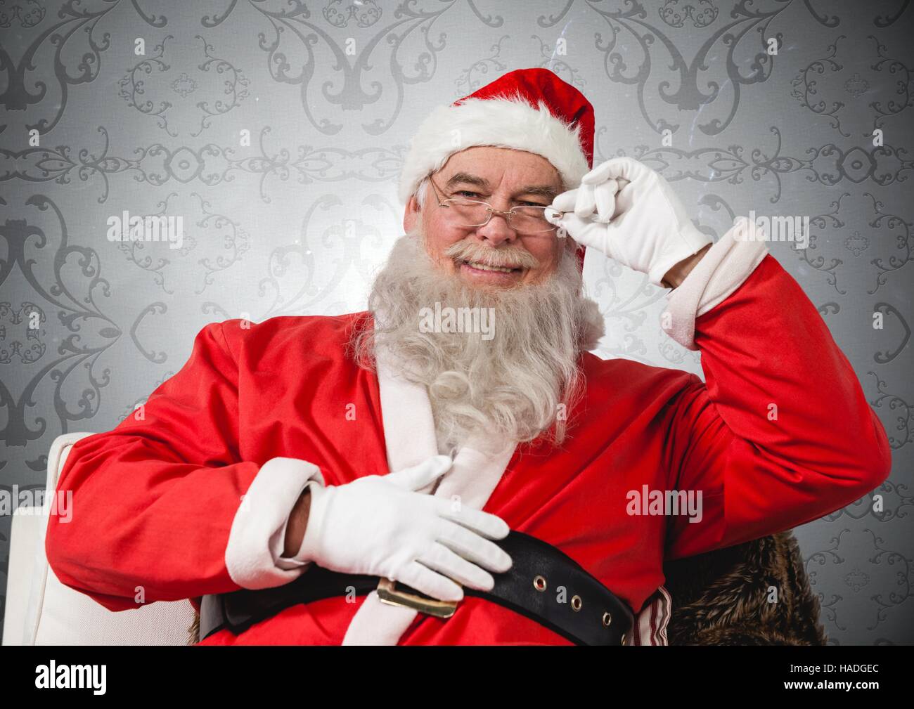 Portrait of happy santa portant des lunettes Banque D'Images