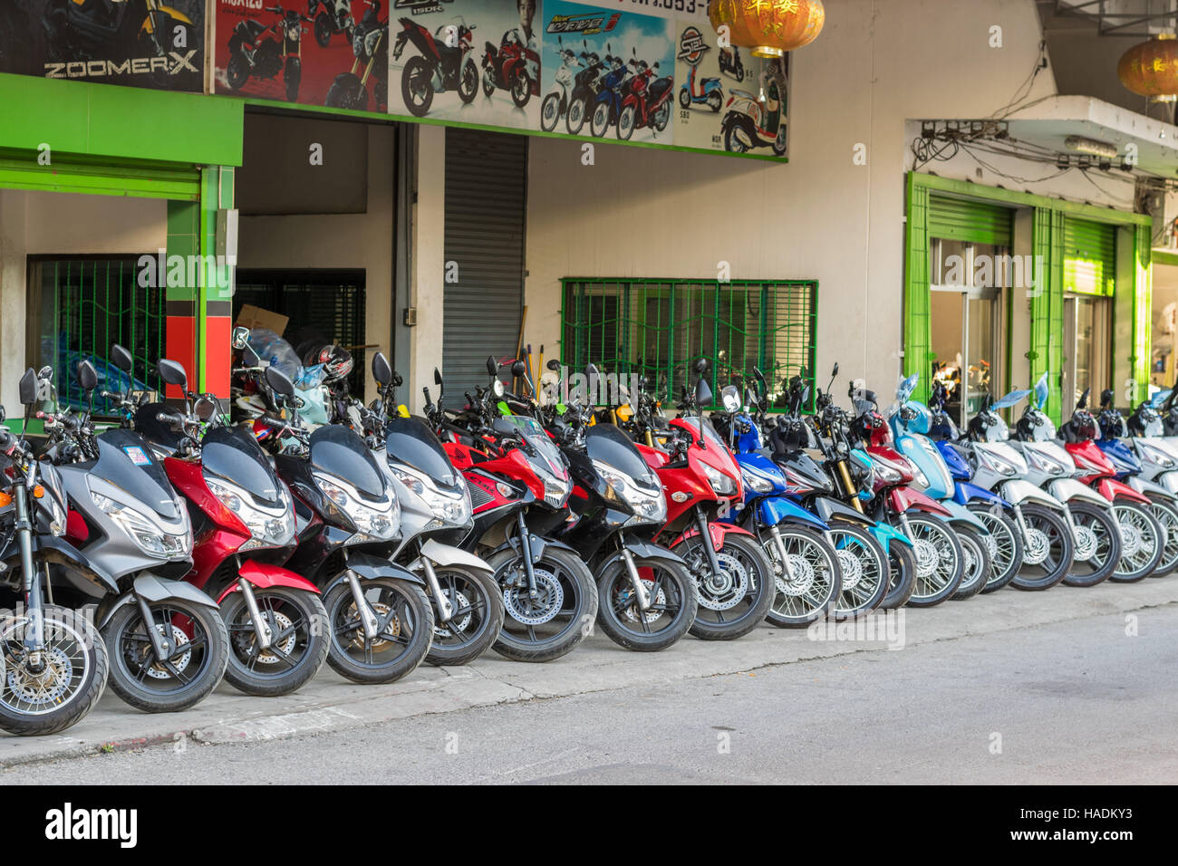 Motos scooters) magasin de location à Chiang Mai, Thaïlande Photo Stock -  Alamy