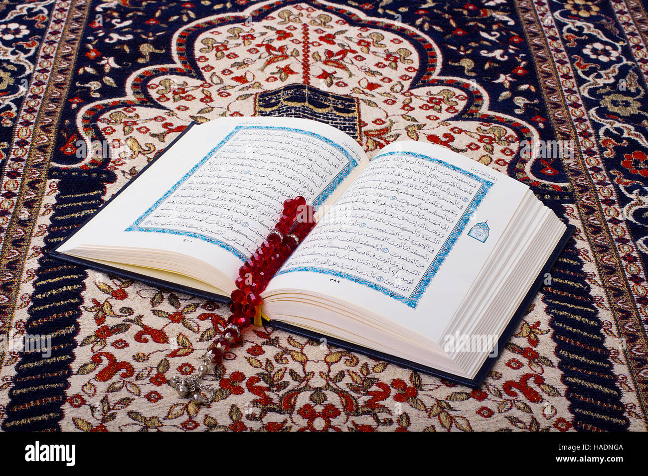 Le Coran, livre saint des musulmans ( ) sur un tapis de prière