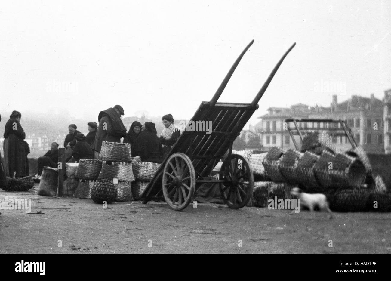 Les pêcheurs et les femmes sur le quai avec la nasse & Panier à Haye Pays-Bas 1910 Banque D'Images