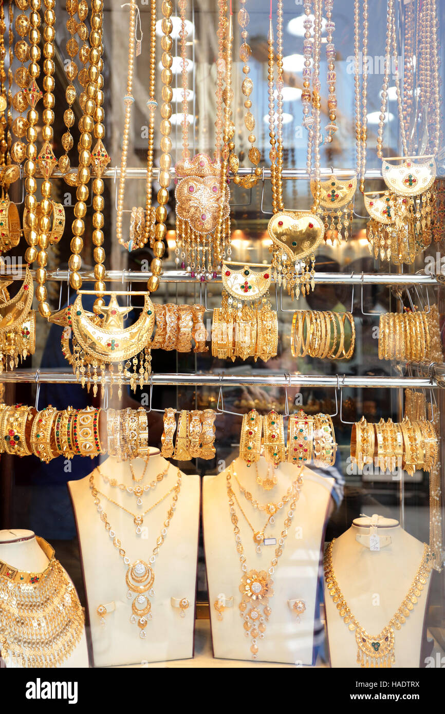 La vitrine d'une bijouterie à Doha, Qatar, riche montrant le traditionnel  et l'or de travail gem Saoudite et l'Est Photo Stock - Alamy