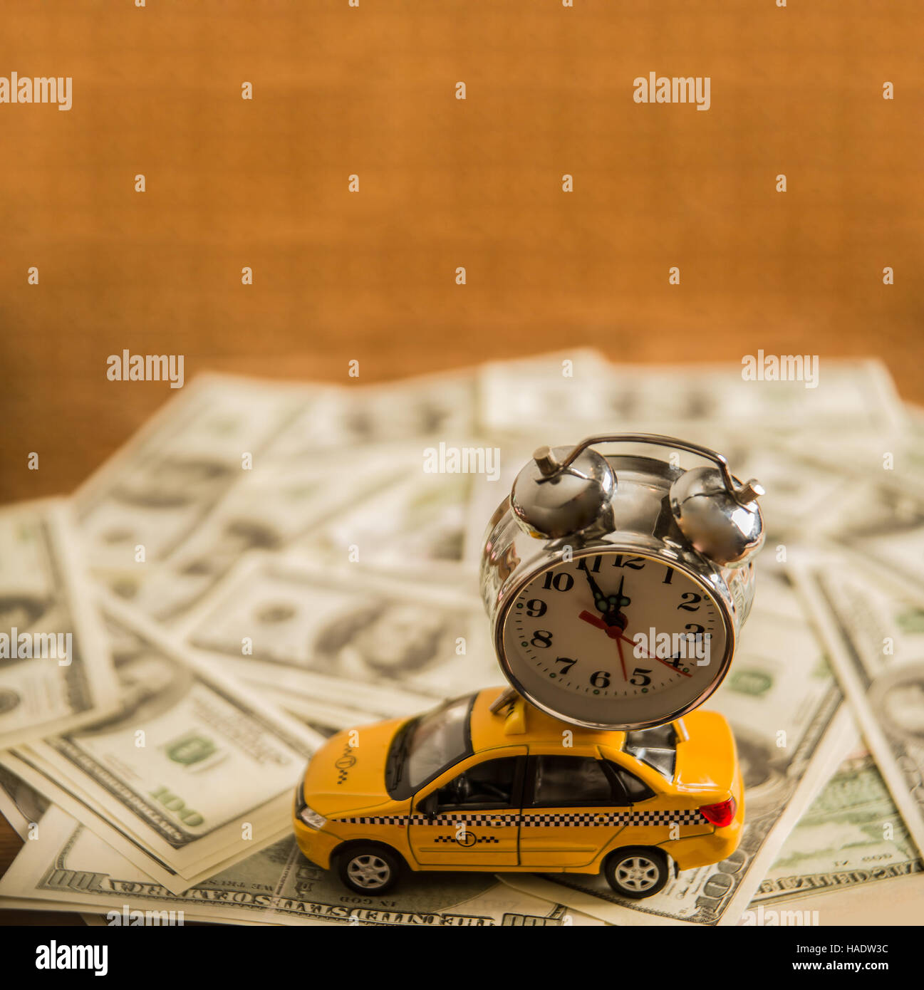 Une voiture de taxi jaune et alarme watch se dressent au-dessus de . Service de taxi rapide. Banque D'Images