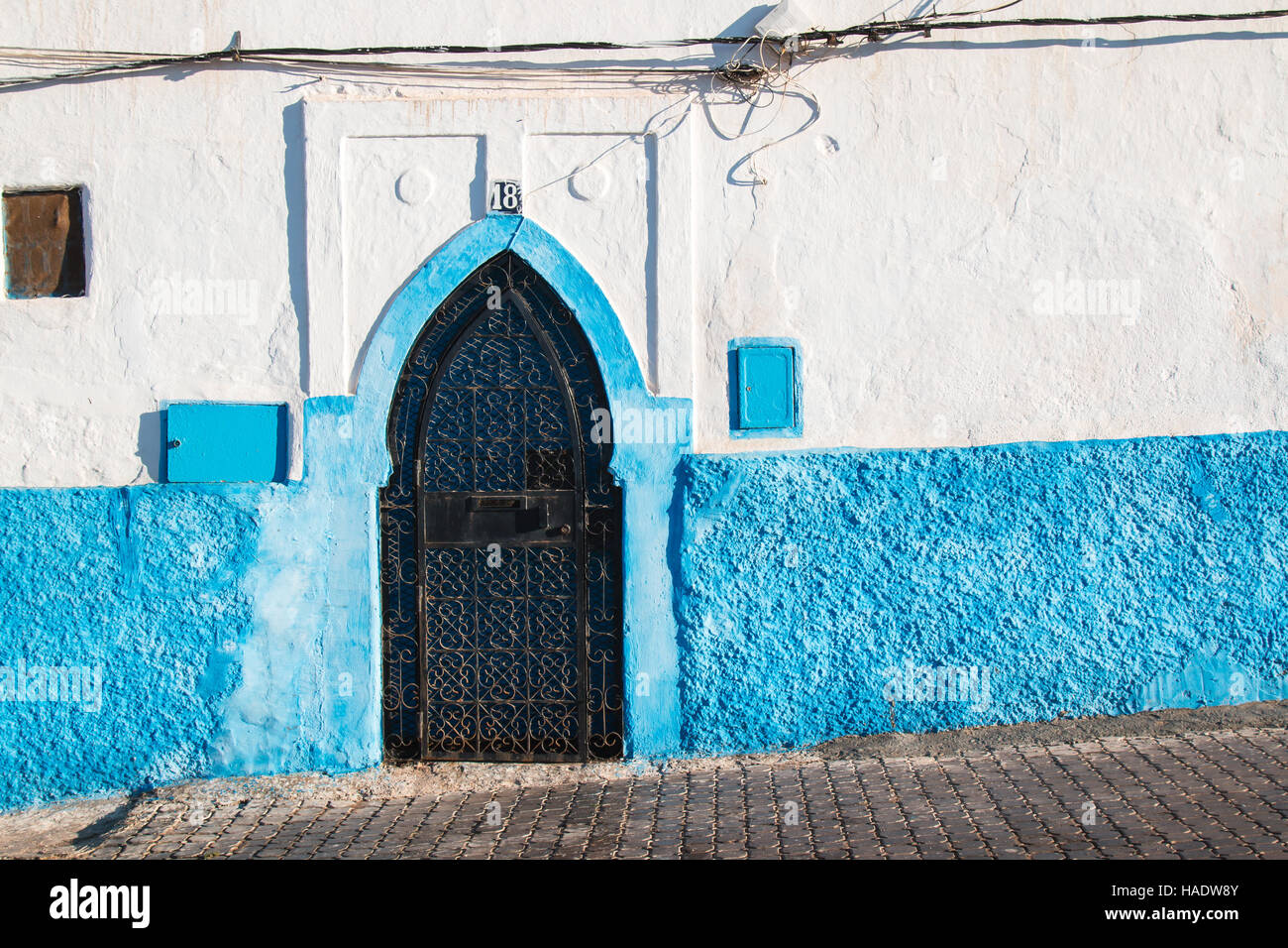 Maison blanche avec un bleu lumineux détail et un revêtement de la porte d'entrée. L'autre ville Sidi Ifni, Maroc. Banque D'Images