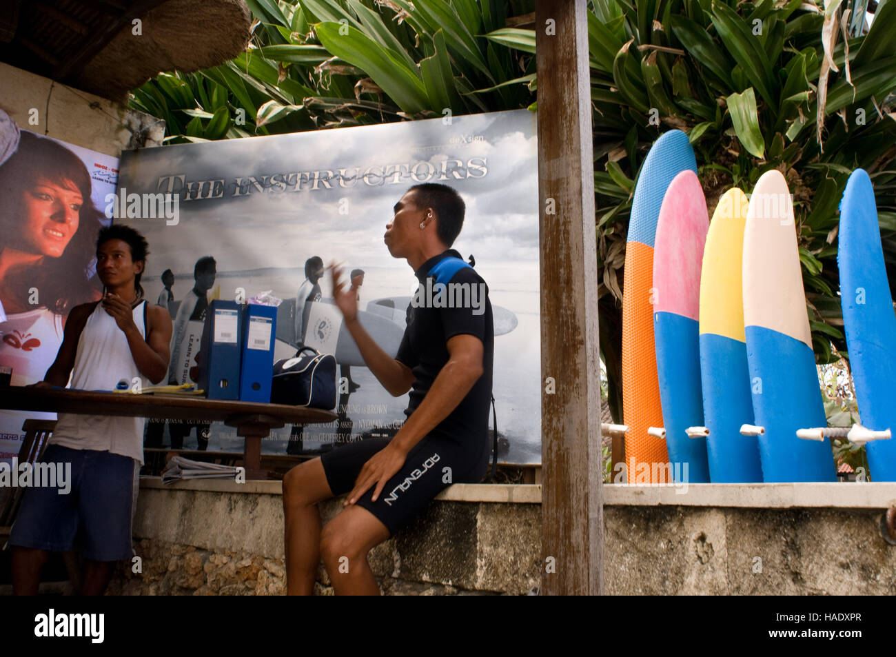 Maître surfer sur la plage de Kuta. Des cours de surf. Bali. Kuta est une ville côtière dans le sud de l'île de Lombok en Indonésie. Le paysage est sp Banque D'Images