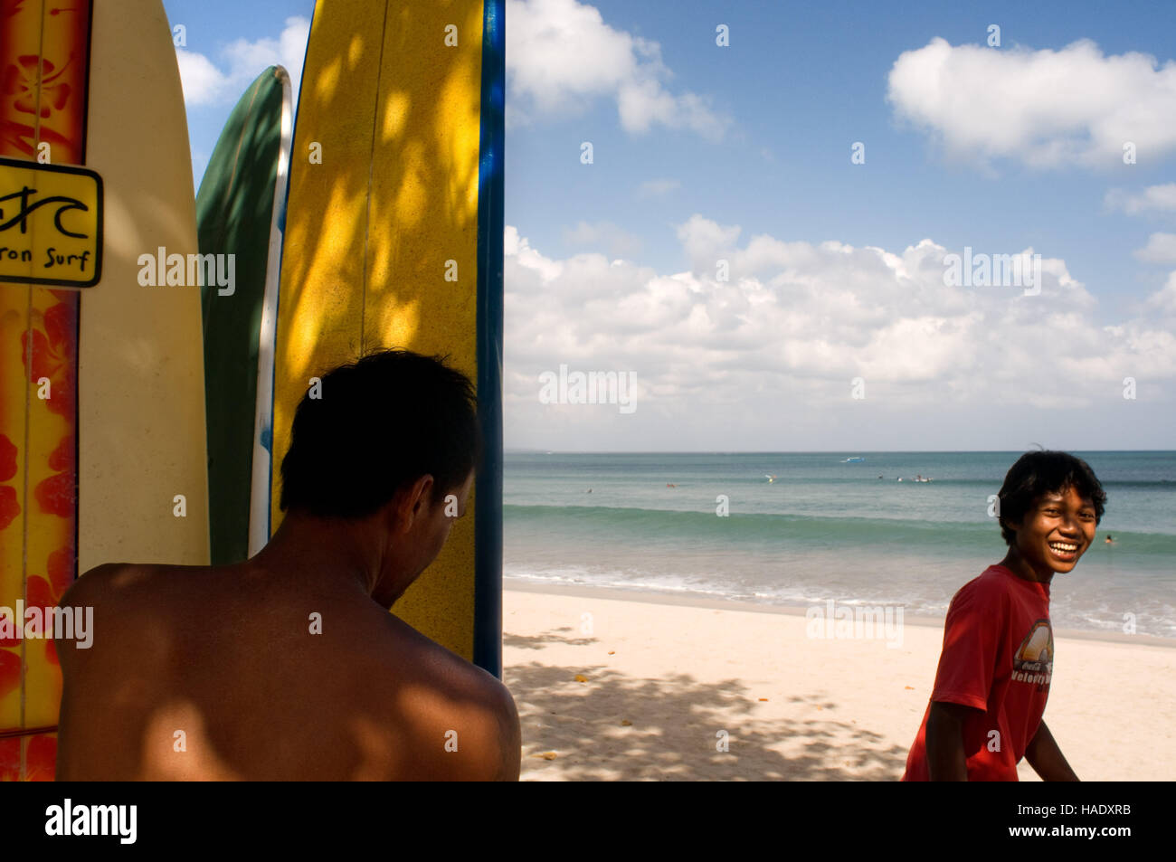Les surfeurs sur la plage de Kuta. Des cours de surf. Bali. Kuta est une ville côtière dans le sud de l'île de Lombok en Indonésie. Le paysage est spectacu Banque D'Images