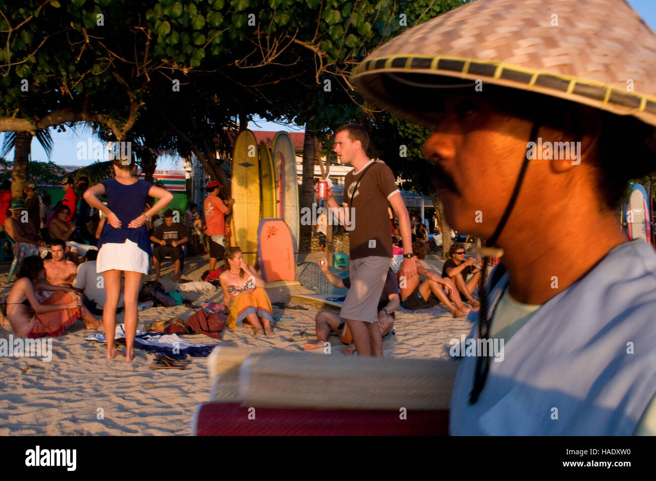 Les surfeurs sur la plage de Kuta. Des cours de surf. Bali. Kuta est une ville côtière dans le sud de l'île de Lombok en Indonésie. Le paysage est spectacu Banque D'Images