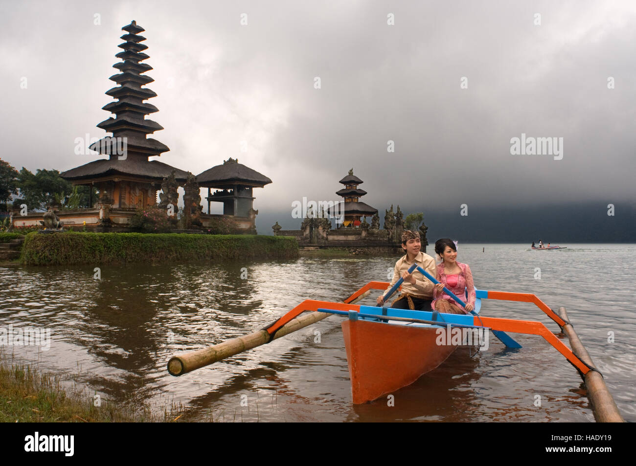 Temple de Bali sur un lac Pura Ulun Danu Bratan Indonésie. Photos de mariage d'un couple dans un bateau sur le lac Bratan à côté de Pura Ulan Danu important temple Banque D'Images