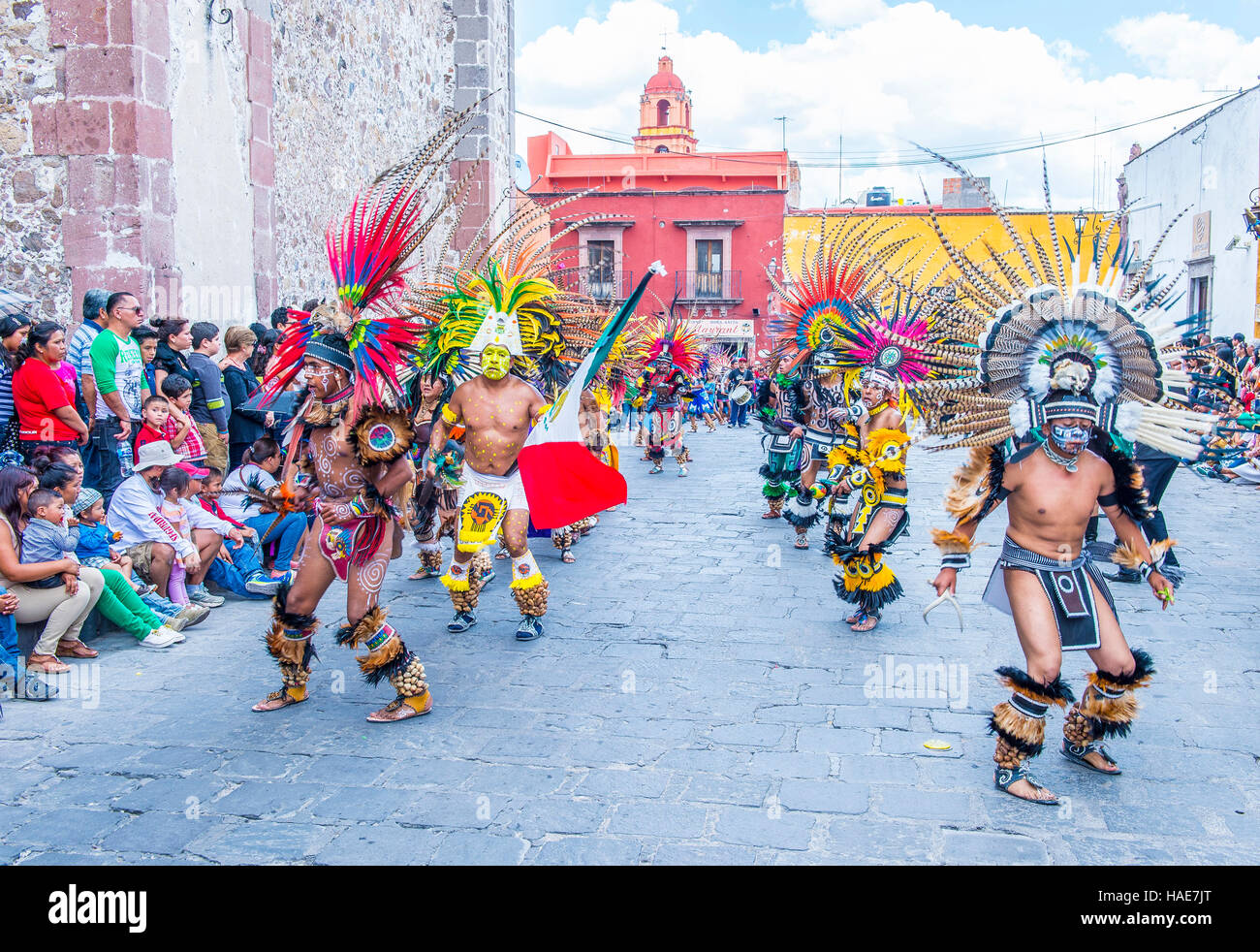 Les Amérindiens avec costume traditionnel, participer au festival de Valle del Maiz à San Miguel de Allende, Mexique. Banque D'Images