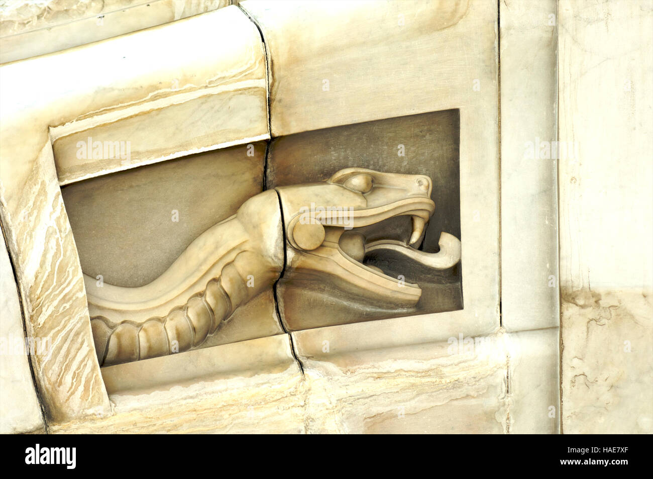 Sculpture d'un serpent au Palacio de Bellas Artes ou Palais des Beaux Arts, la ville de Mexico, Mexique Banque D'Images