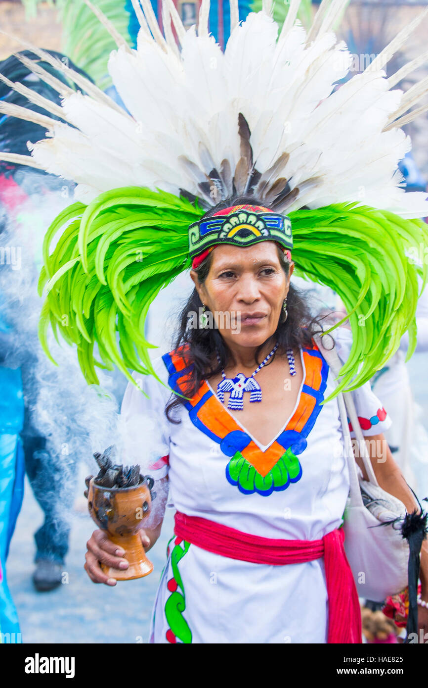Native American femme participe au festival de Valle del Maiz à San Miguel de Allende, Mexique. Banque D'Images