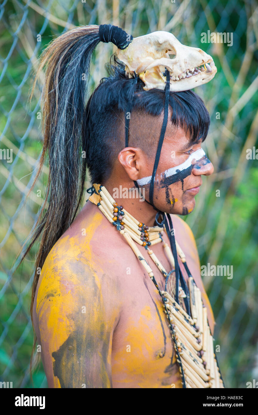 Native American avec costume traditionnel participe au festival de Valle del Maiz à San Miguel de Allende, Mexique. Banque D'Images