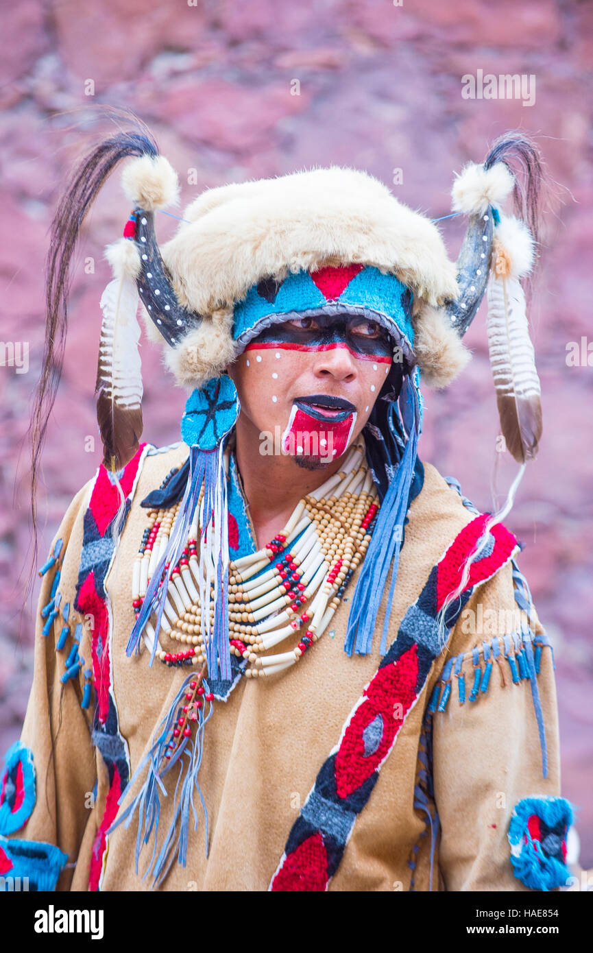 Native American avec costume traditionnel participe au festival de Valle del Maiz à San Miguel de Allende, Mexique. Banque D'Images