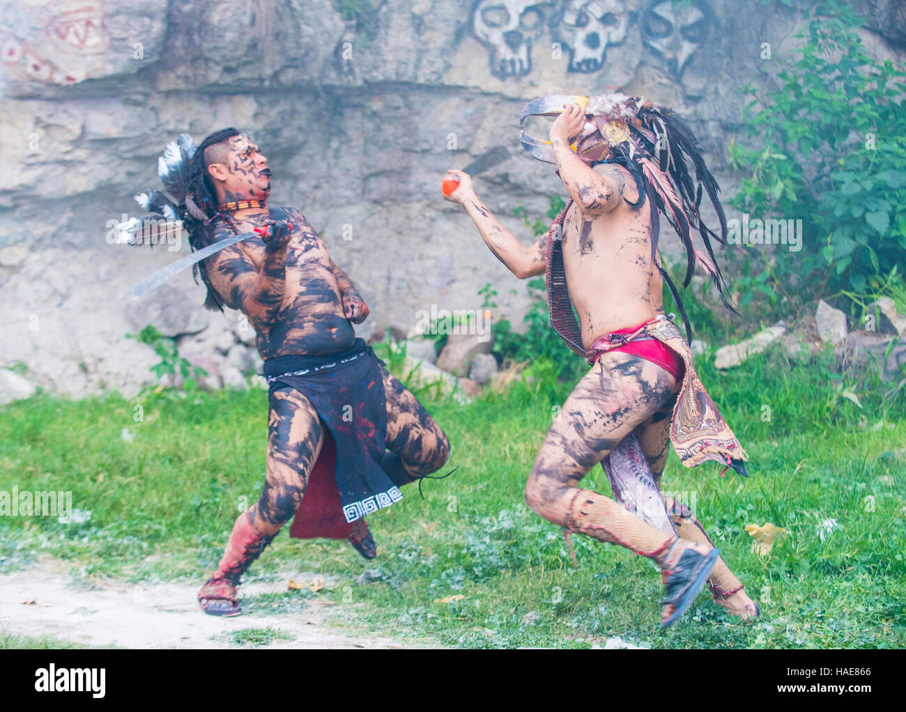 Deux autochtones américains dans une machette lutte pendant le festival de Valle del Maiz à San Miguel de Allende, Mexique. Banque D'Images