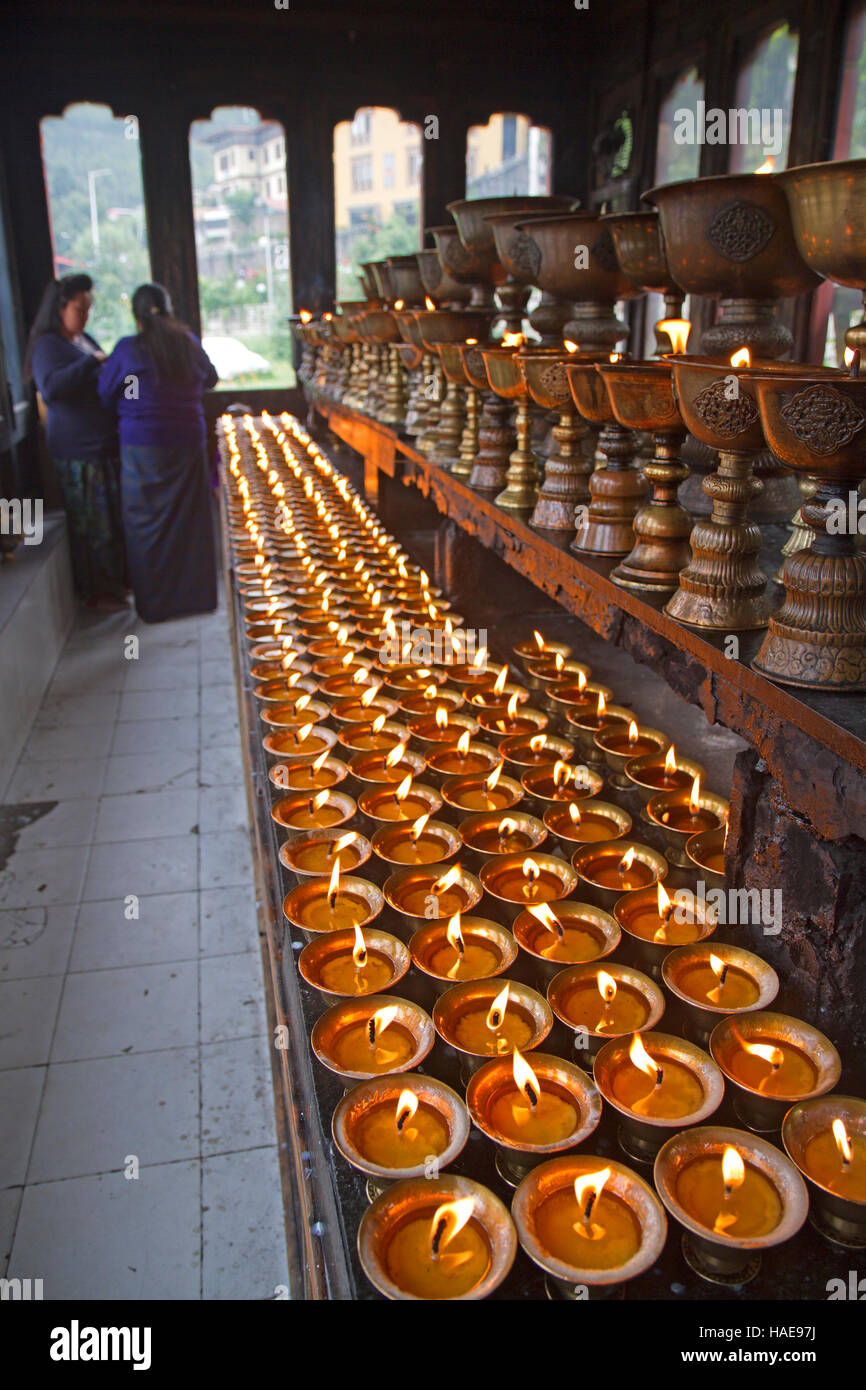 Lampes à beurre au National Memorial Chorten à Thimphu Banque D'Images