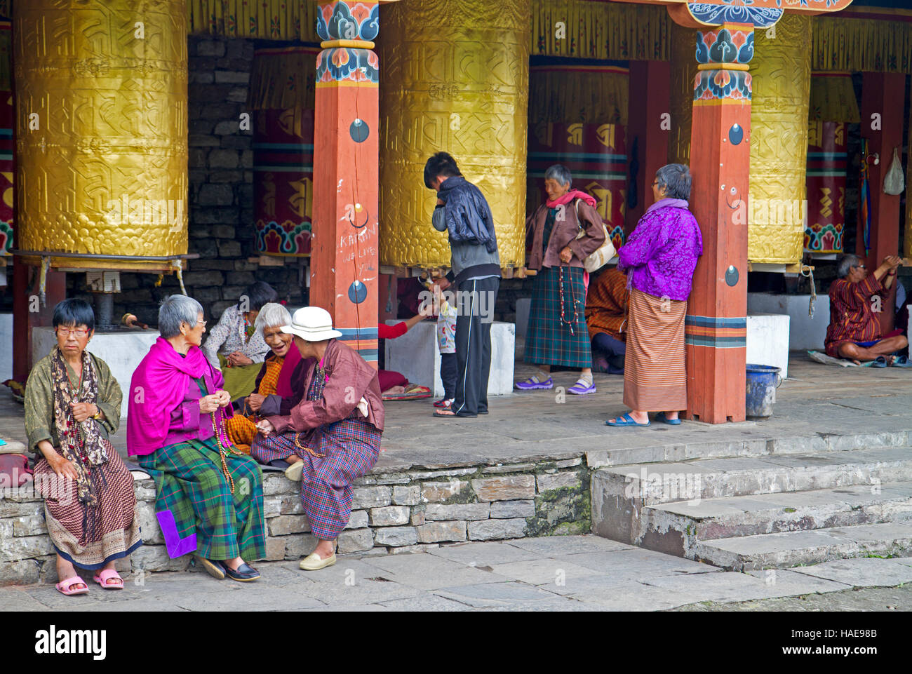 Personnes âgées du Thimphu traîner à l'roues de prière au National Memorial Chorten Banque D'Images