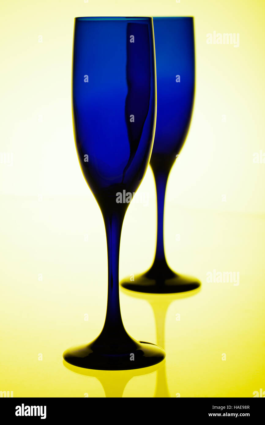 Deux verres bleu vide. Banque D'Images