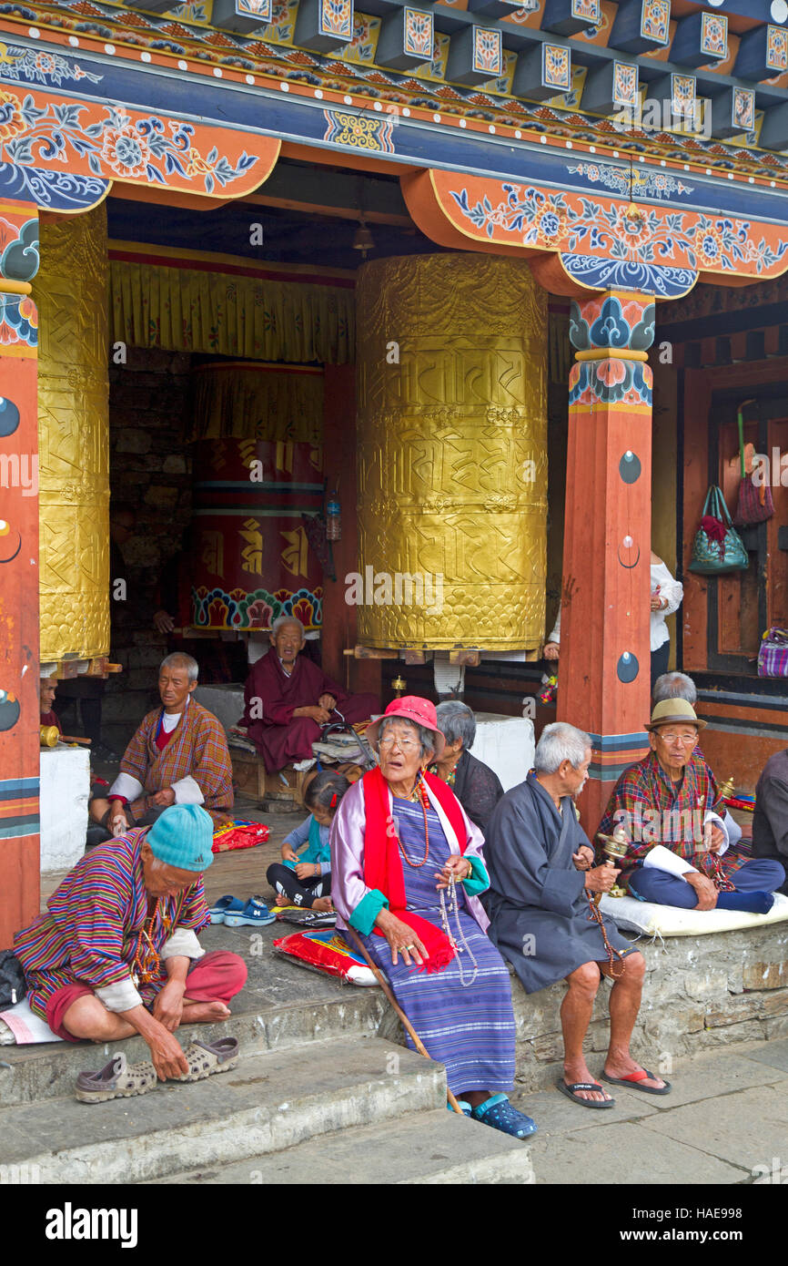 Personnes âgées du Thimphu traîner à l'roues de prière au National Memorial Chorten Banque D'Images