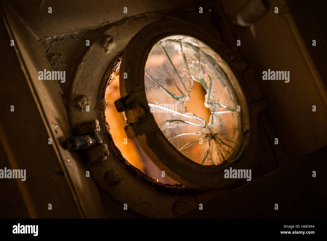 Un hublot de verre brisé à l'intérieur de l'épave de Gardar BA 64. Le navire d'acier a été s'échouer dans l'Westfjords d'Islande après qu'il était à la retraite bof Banque D'Images