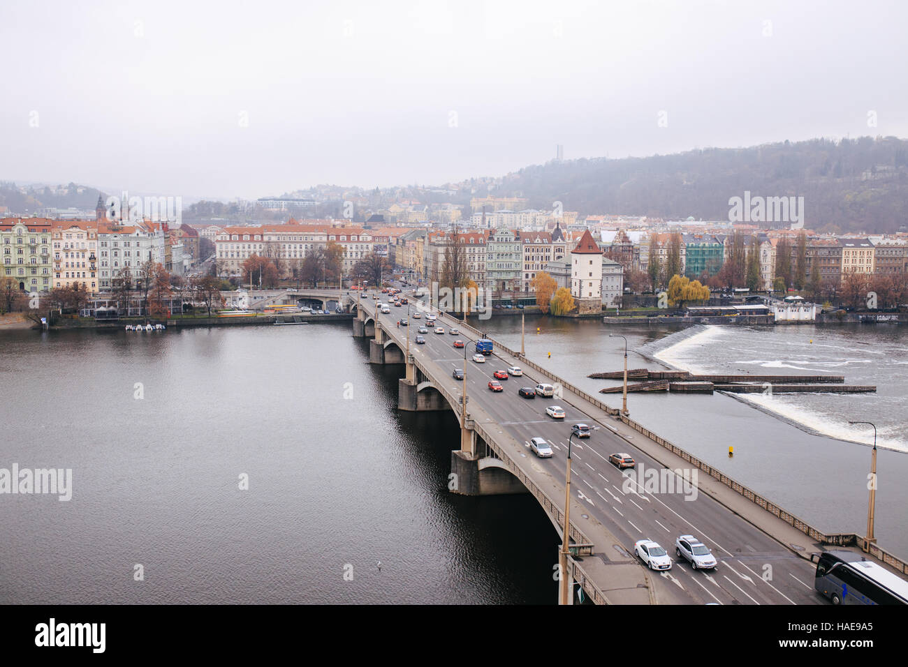 Vue sur la ville depuis le dernier étage de maison dansante à Prague Banque D'Images