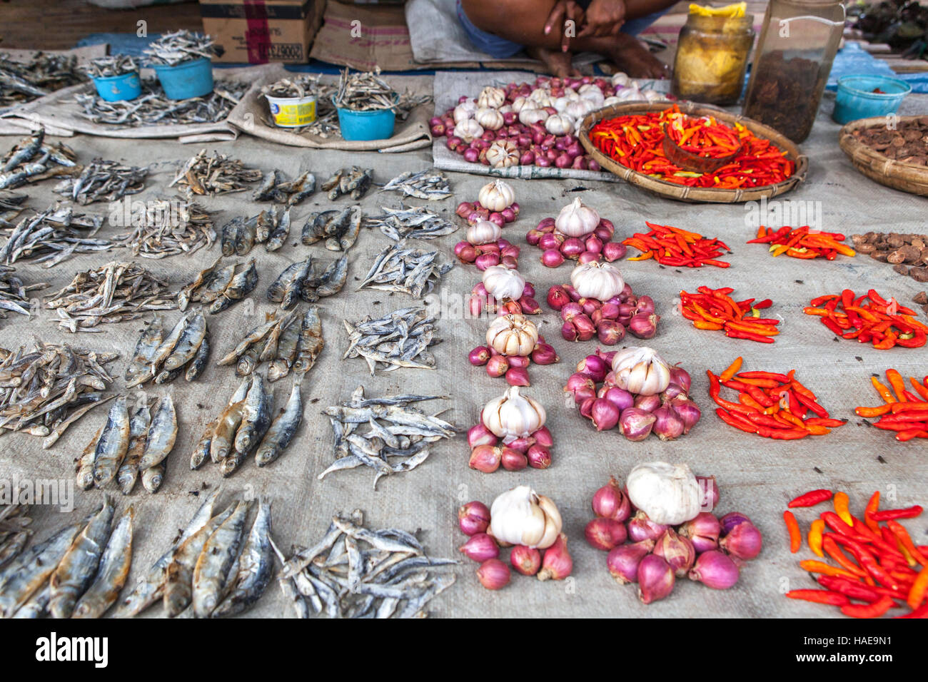 Poissons salés avec des grenades rouges et des piments dans un marché traditionnel à Anakalang, Katikutana, Central Sumba, East Nusa Tenggara, Indonésie. Banque D'Images