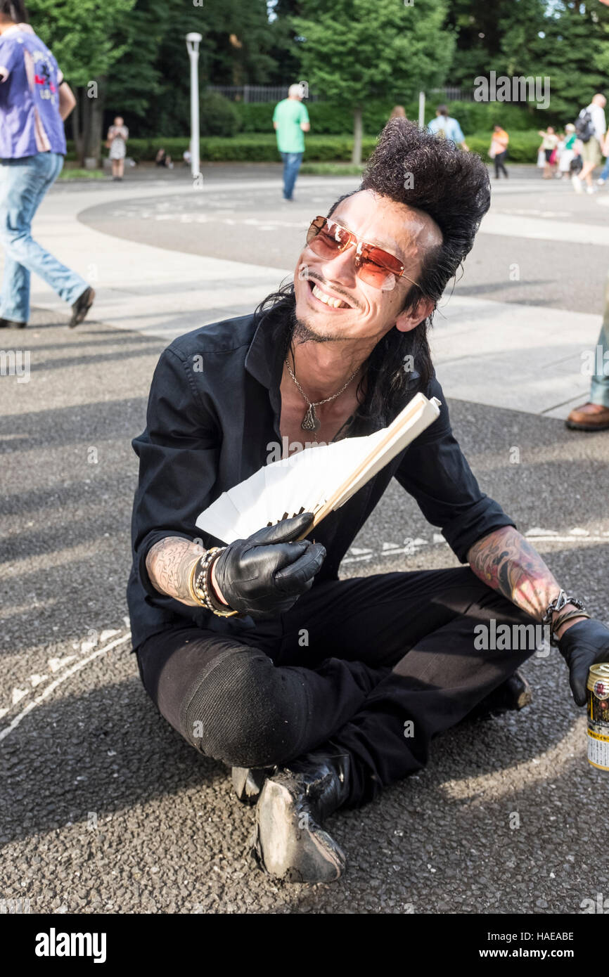 Rockers de prendre une pause de la danse de Yoyogi Park à Tokyo, Japon Banque D'Images