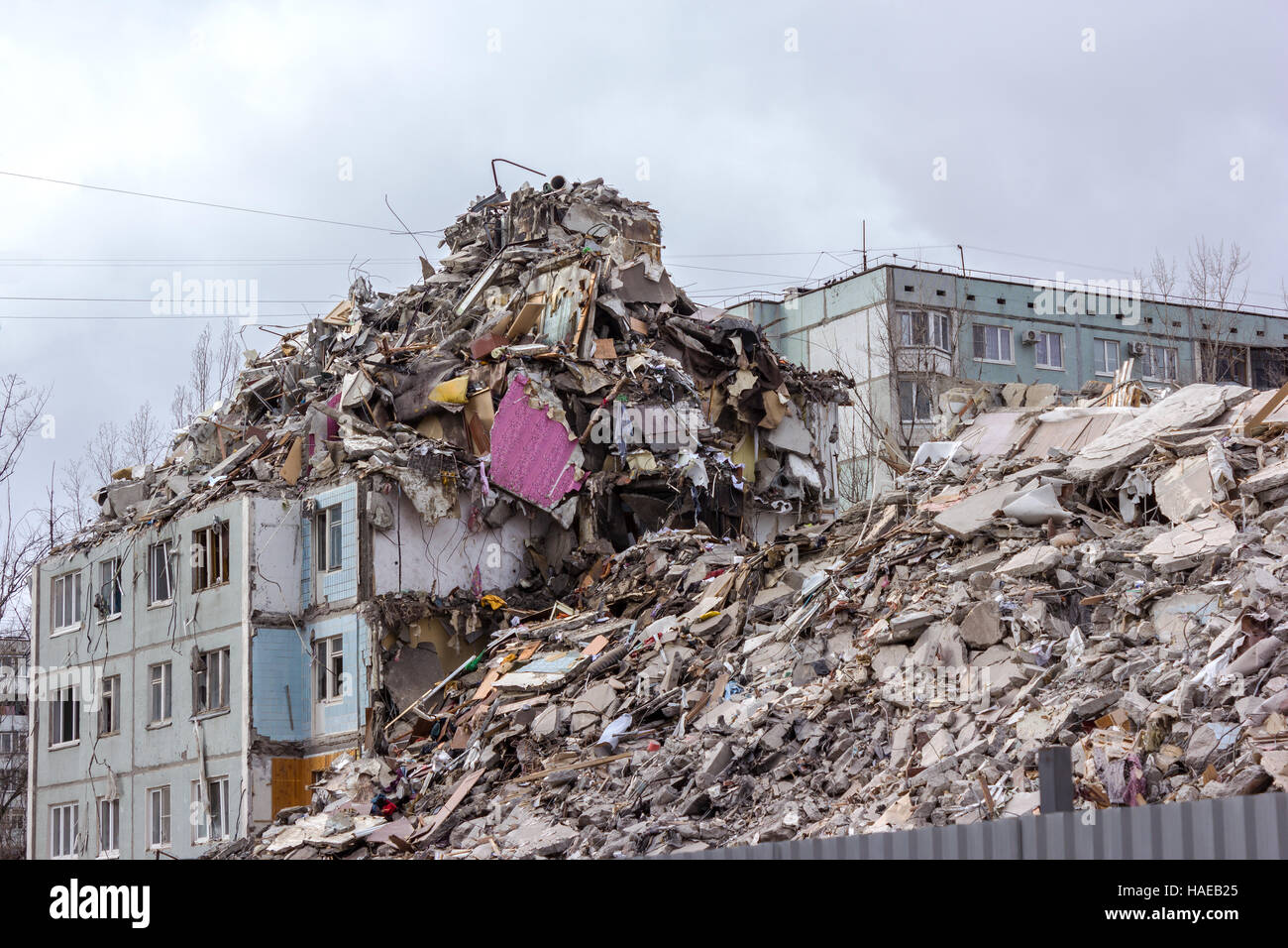 Démolition de bâtiments en milieu urbain. Maison en ruines. Banque D'Images
