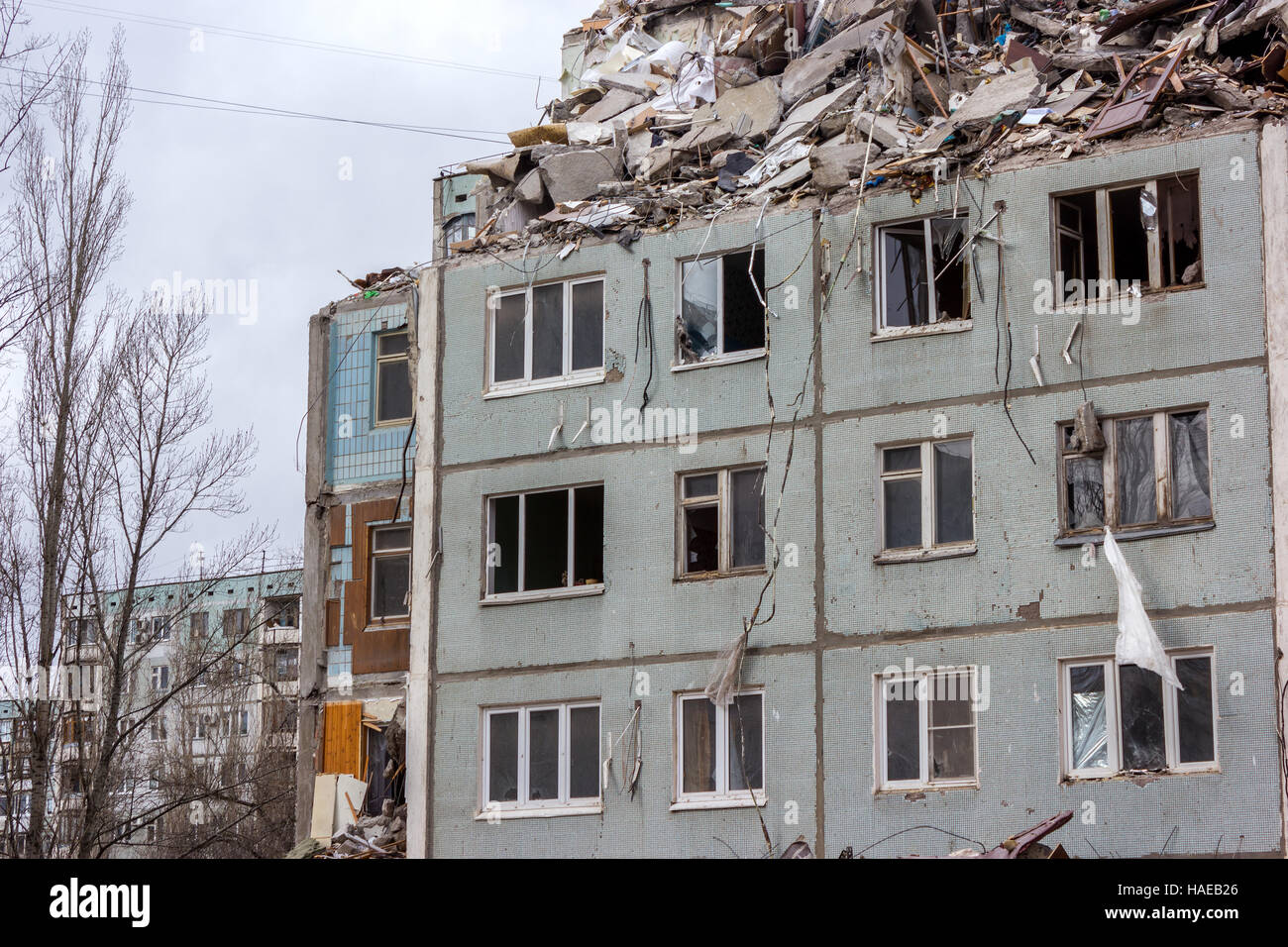 Dans cette maison, il y avait une explosion de gaz dans un des appartements a entraîné la destruction de la maison. Banque D'Images