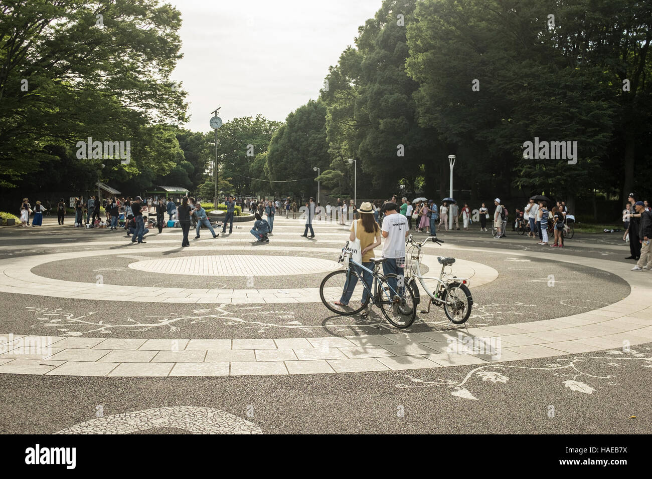 Les gens sur les bicyclettes recueillir près de l'entrée de Parc Yoyogi à Tokyo, Japon Banque D'Images