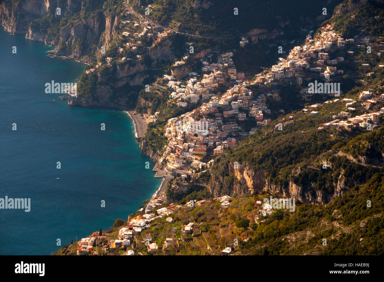 Village perché de Positano, côte amalfitaine, la péninsule de Sorrento, Italie, vu du Monte Tre Calli Banque D'Images