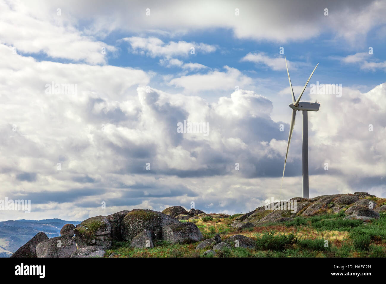 Aérogénérateur au sommet d'une colline pour la production d'énergie propre et renouvelable près de Nazaré, Portugal Banque D'Images