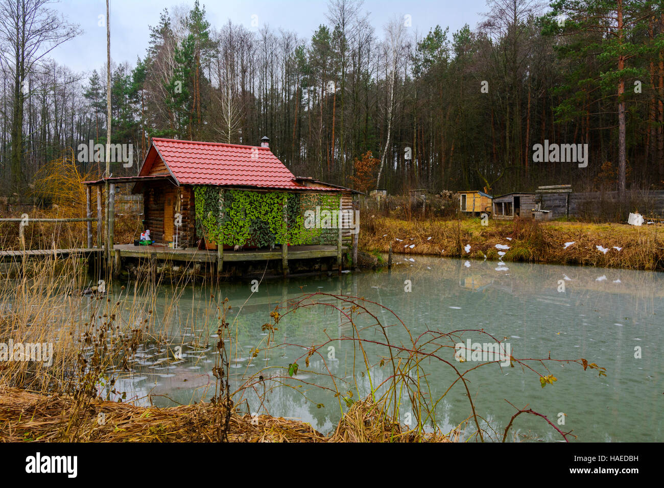 Maison privée en bois construit sur la rive du lac Banque D'Images