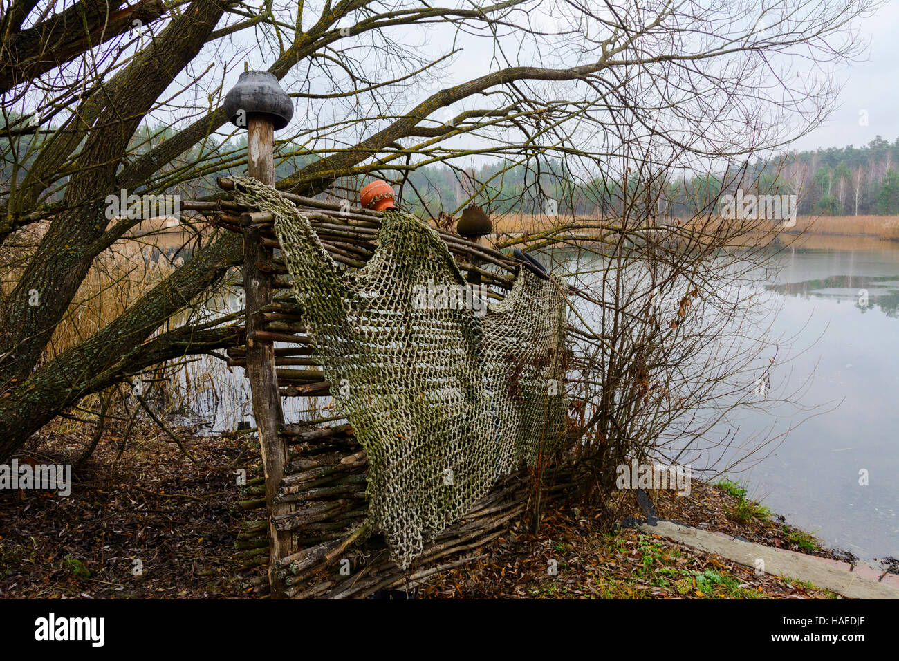 Un petit lac près de la maison privée en bois Banque D'Images