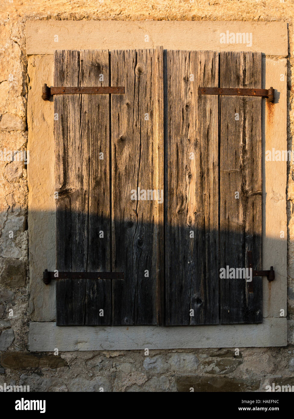 Vieille fenêtre volets roulants, Hum, Istrie, Croatie. Banque D'Images