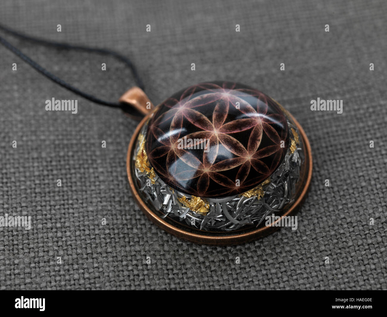 Collier en pierre de guérison spirituelle Orgonite avec de la fleur de vie design Banque D'Images