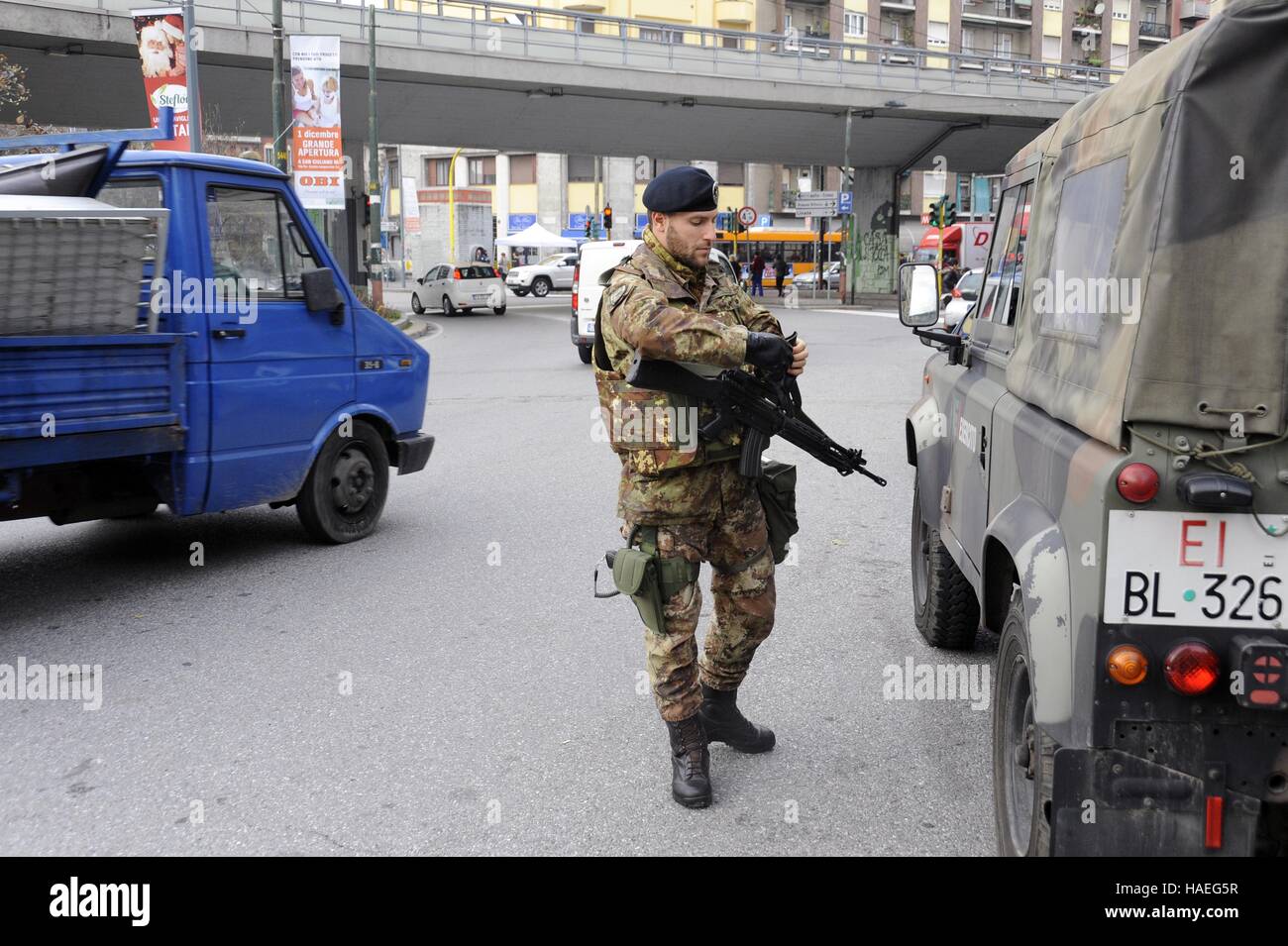 Milan, en novembre 2016, des patrouilles mixtes de police et l'armée pour le contrôle de la criminalité dans les régions à risque de la ville Banque D'Images