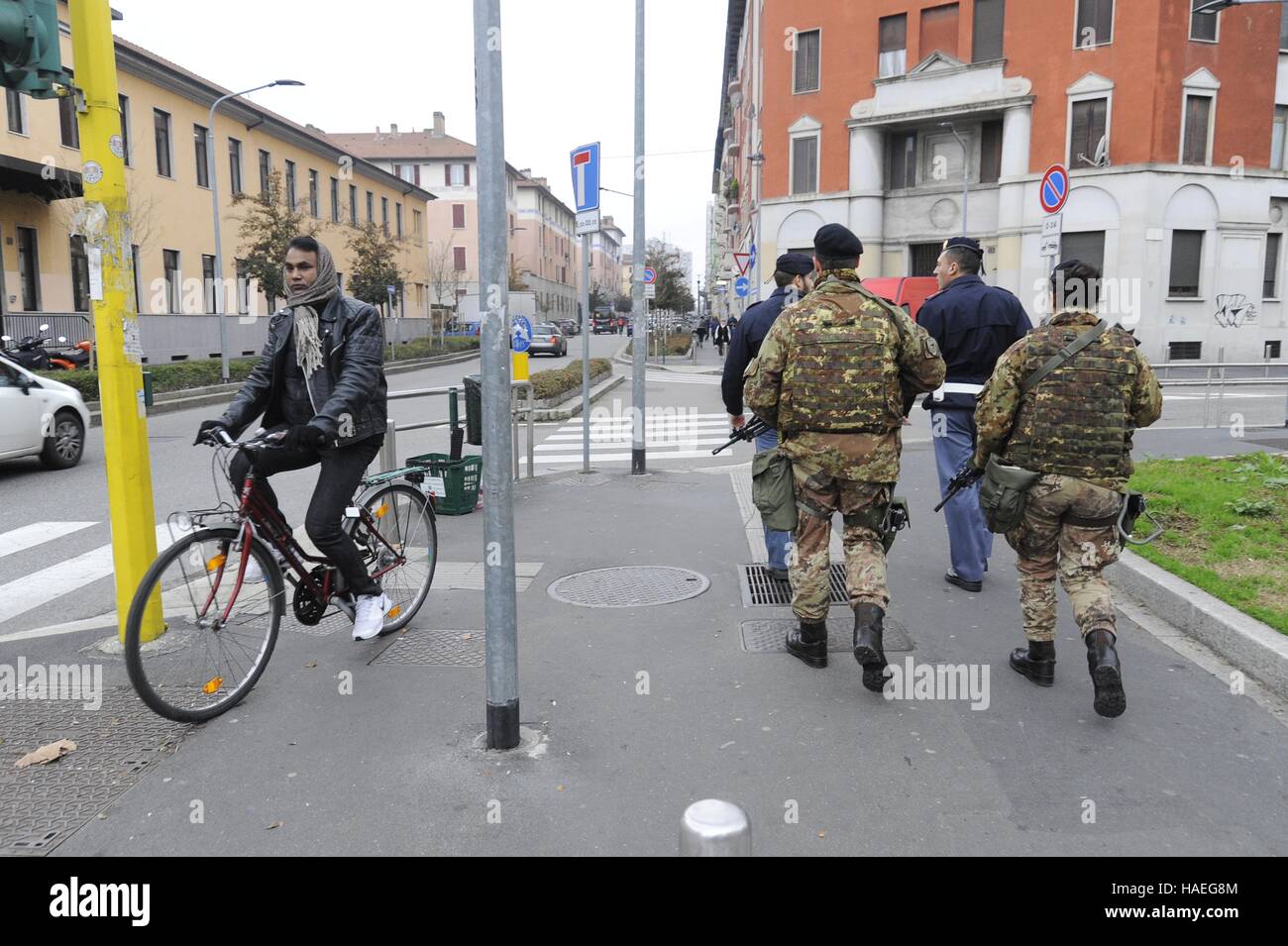 Milan, en novembre 2016, des patrouilles mixtes de police et l'armée pour le contrôle de la criminalité dans les régions à risque de la ville Banque D'Images